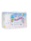 Couche ABDL Rearz Daydreamer imprimée avec nuages, arcs-en-ciel, avions en papier, cerfs-volants et petits oiseaux.