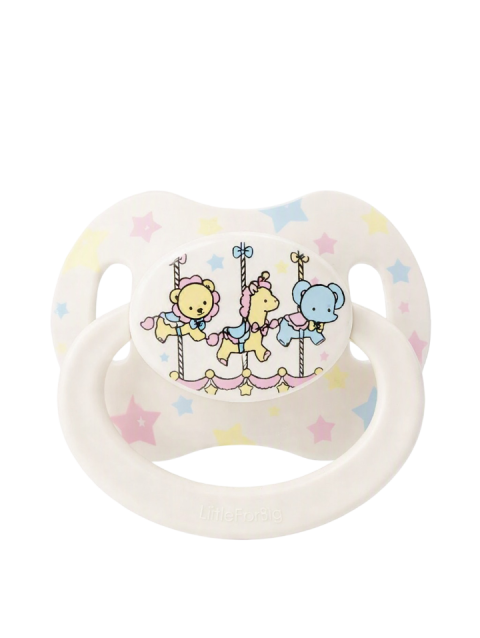 Tétine adulte LittleForBig Bigshield Petit Cirque Blanc motif carrousel avec petits animaux pastel et étoiles, vue de face sur fond blanc.