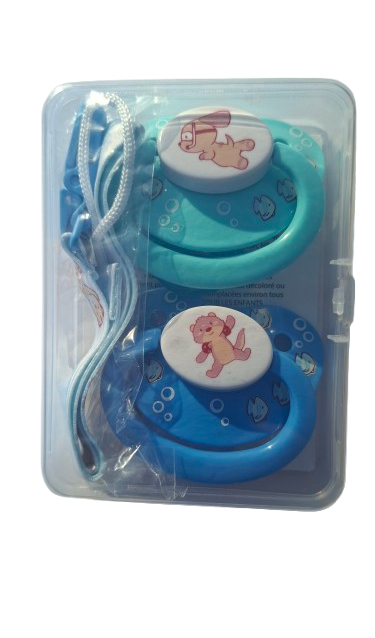 et de deux tétines adulte Rearz Lil Squirts Splash 2 avec motifs animaliers et étui de rangement.
