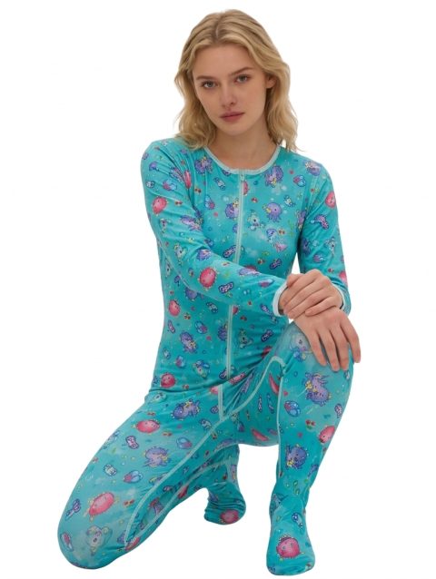 Grenouillère adulte à pieds ABDL Rearz Lil’ Monsters bleu turquoise avec imprimé de petits monstres colorés et ouvertures à pressions à l’avant